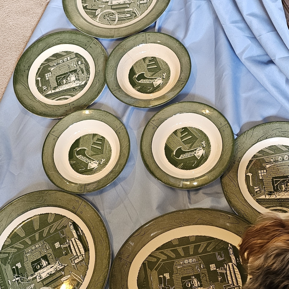 Green and White Decorative Plates Set